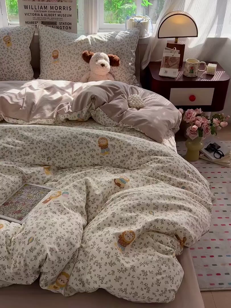 91家纺网 家纺一手货源 找家纺 水墨江南 2026新款加厚仿棉古法水洗棉小布袋款印花四件套 呆萌小狮子