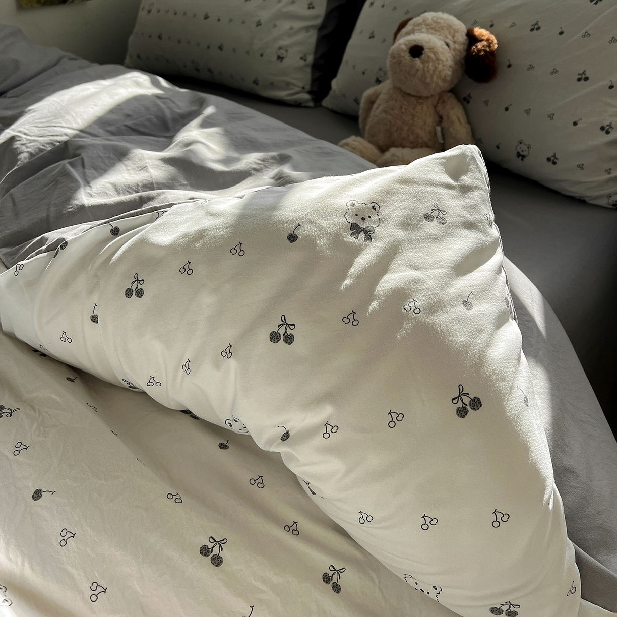 91家纺网 家纺一手货源 找家纺 水墨江南 2026新款加厚仿棉古法水洗棉小布袋款印花四件套 樱桃小熊