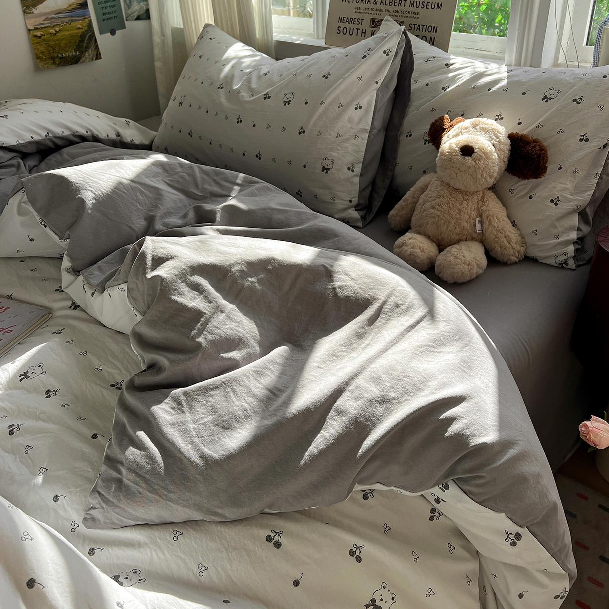 91家纺网 家纺一手货源 找家纺 水墨江南 2026新款加厚仿棉古法水洗棉小布袋款印花四件套 樱桃小熊