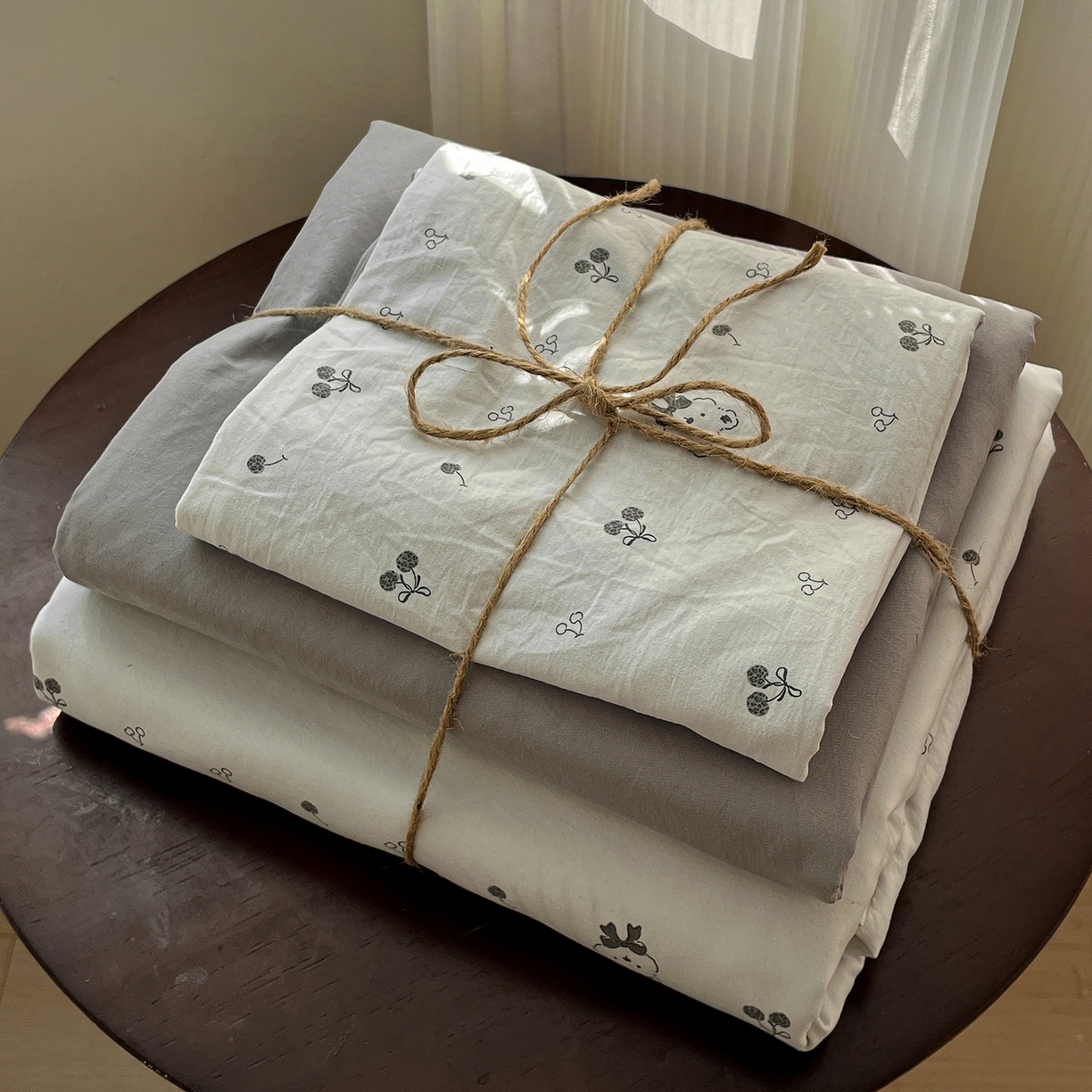 91家纺网 家纺一手货源 找家纺 水墨江南 2026新款加厚仿棉古法水洗棉小布袋款印花四件套 樱桃小熊