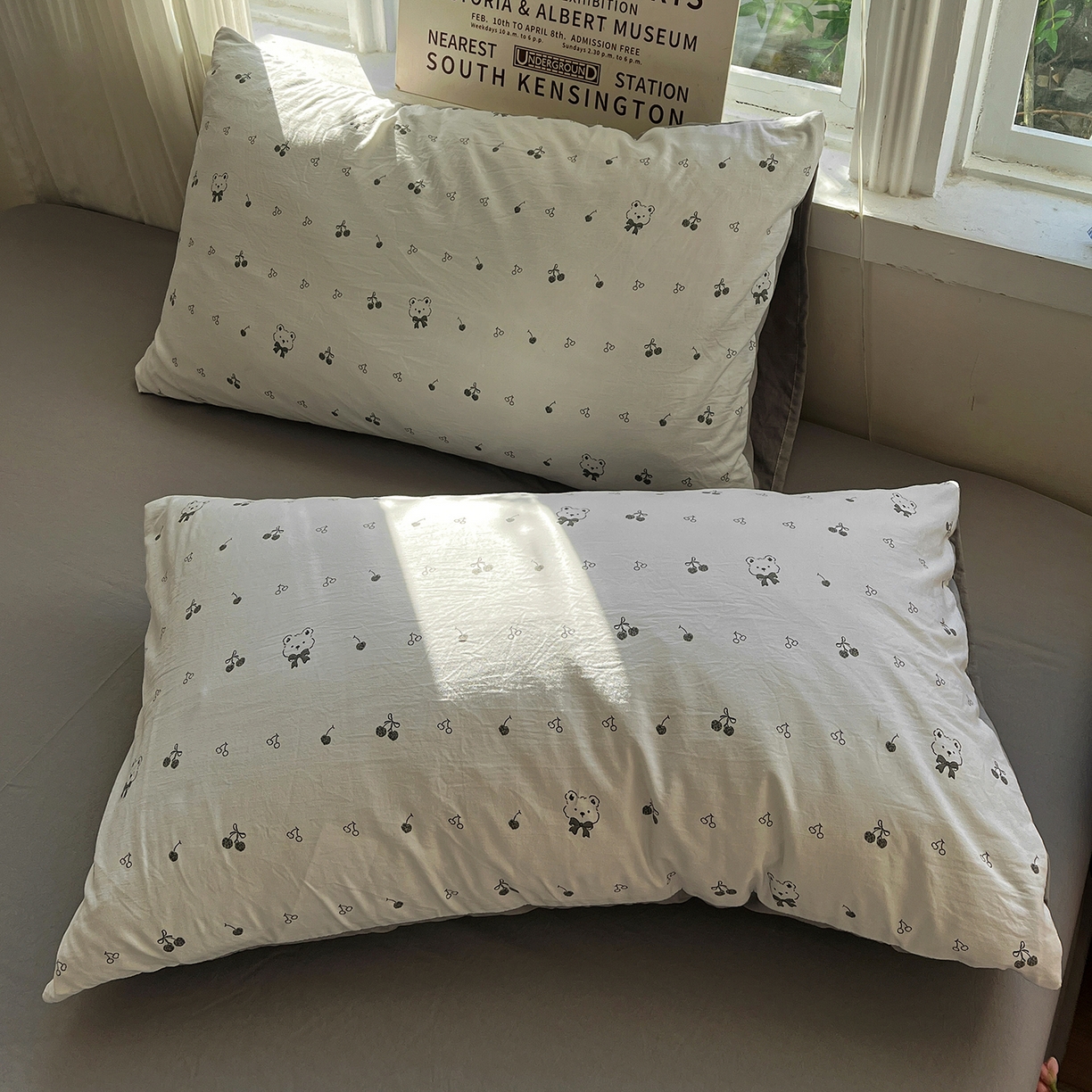 91家纺网 家纺一手货源 找家纺 水墨江南 2026新款加厚仿棉古法水洗棉小布袋款印花四件套 樱桃小熊