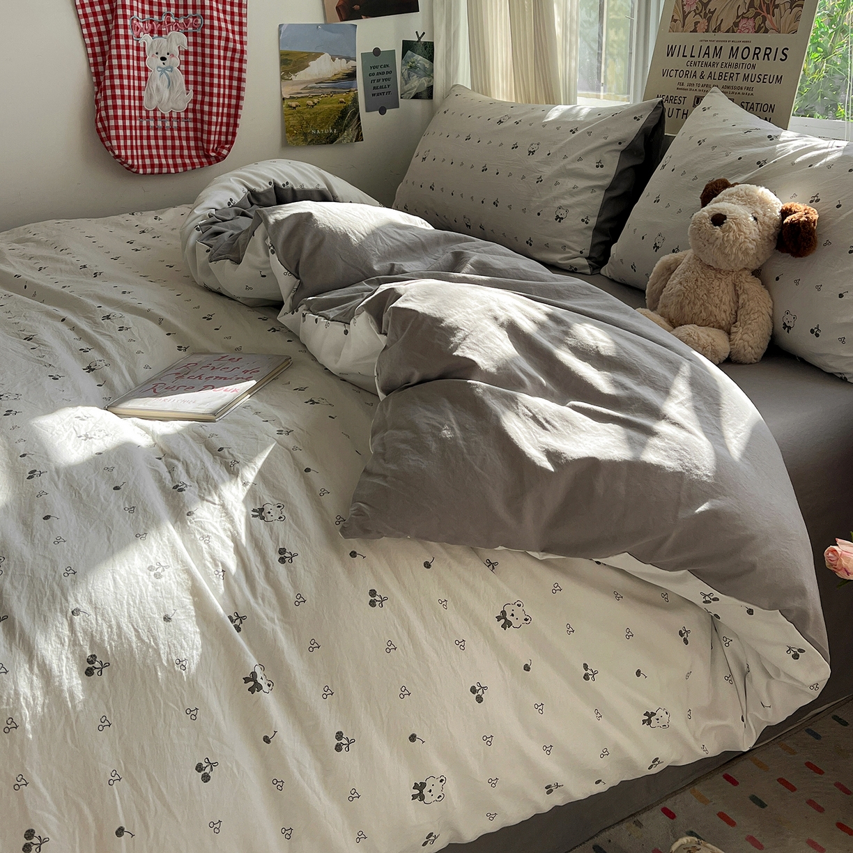 91家纺网 家纺一手货源 找家纺 水墨江南 2026新款加厚仿棉古法水洗棉小布袋款印花四件套 樱桃小熊