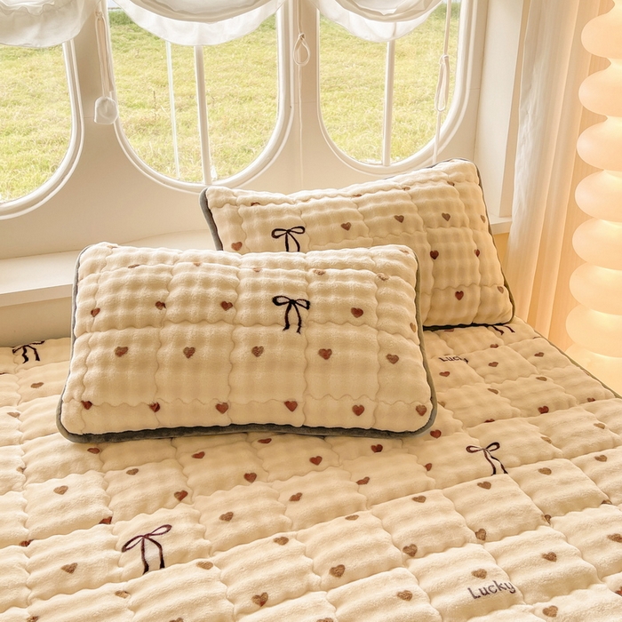 91家纺网 家纺一手货源 找家纺 （总）奇丝雅 2025新款泡泡绒枕套加棉加厚冬季保暖毛绒牛奶绒加绒成人家用枕头套枕芯套单人学生宿舍48x74cm