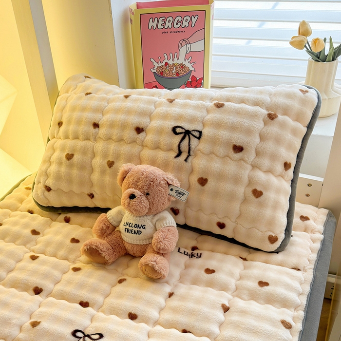 91家纺网 家纺一手货源 找家纺 奇丝雅 2025新款泡泡绒枕套加棉加厚冬季保暖毛绒牛奶绒加绒成人家用枕头套枕芯套单人学生宿舍48x74cm 爱心咖（随机裁剪）