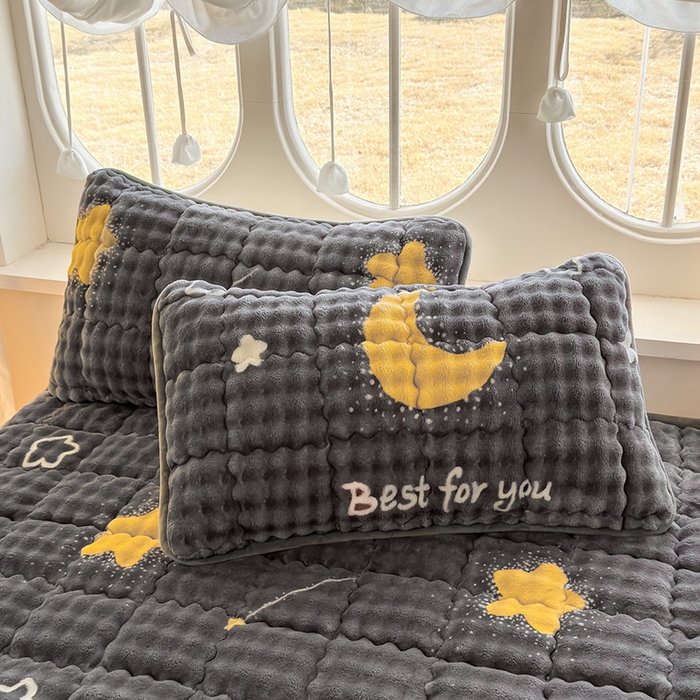 91家纺网 家纺一手货源 找家纺 奇丝雅 2025新款泡泡绒枕套加棉加厚冬季保暖毛绒牛奶绒加绒成人家用枕头套枕芯套单人学生宿舍48x74cm 月亮湾（随机裁剪）