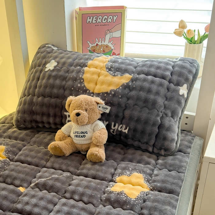 91家纺网 家纺一手货源 找家纺 奇丝雅 2025新款泡泡绒枕套加棉加厚冬季保暖毛绒牛奶绒加绒成人家用枕头套枕芯套单人学生宿舍48x74cm 月亮湾（随机裁剪）