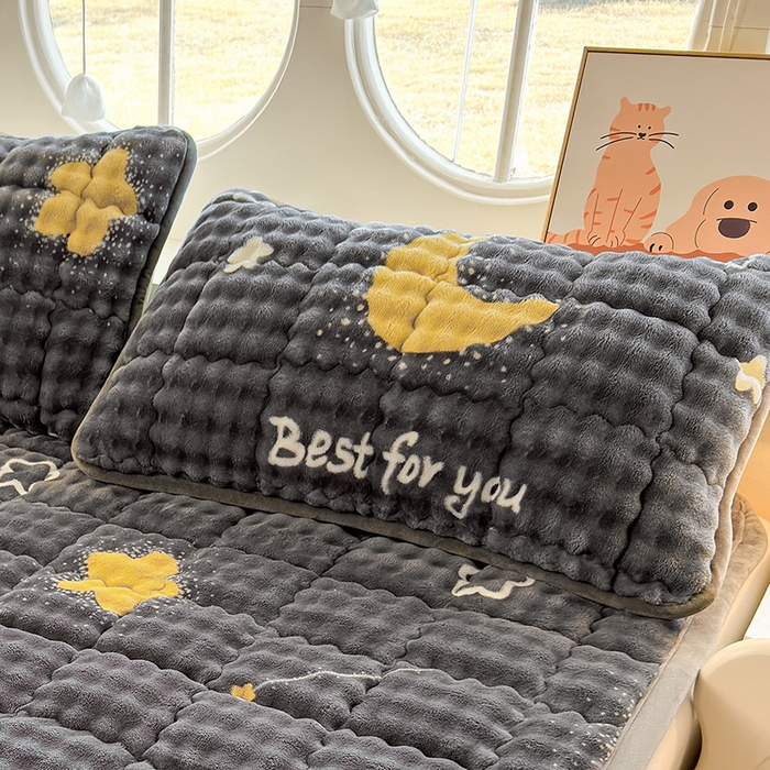 91家纺网 家纺一手货源 找家纺 奇丝雅 2025新款泡泡绒枕套加棉加厚冬季保暖毛绒牛奶绒加绒成人家用枕头套枕芯套单人学生宿舍48x74cm 月亮湾（随机裁剪）