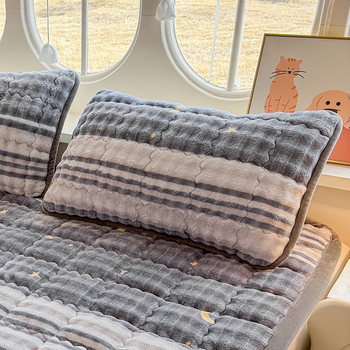 91家纺网 家纺一手货源 找家纺 奇丝雅 2025新款泡泡绒枕套加棉加厚冬季保暖毛绒牛奶绒加绒成人家用枕头套枕芯套单人学生宿舍48x74cm 繁星（随机裁剪）