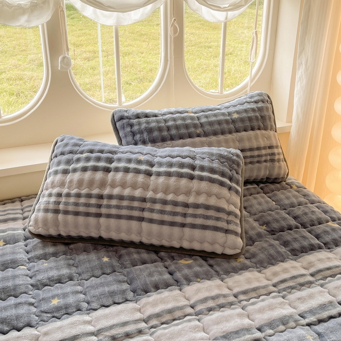 91家纺网 家纺一手货源 找家纺 奇丝雅 2025新款泡泡绒枕套加棉加厚冬季保暖毛绒牛奶绒加绒成人家用枕头套枕芯套单人学生宿舍48x74cm 繁星（随机裁剪）