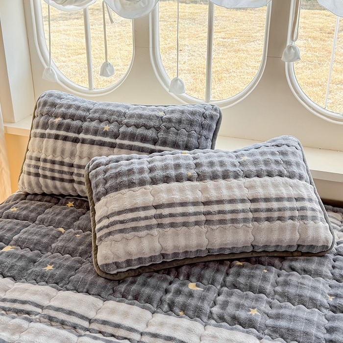 91家纺网 家纺一手货源 找家纺 奇丝雅 2025新款泡泡绒枕套加棉加厚冬季保暖毛绒牛奶绒加绒成人家用枕头套枕芯套单人学生宿舍48x74cm 繁星（随机裁剪）