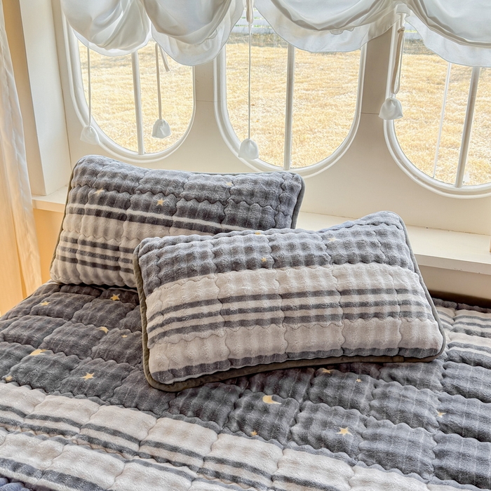 91家纺网 家纺一手货源 找家纺 奇丝雅 2025新款泡泡绒枕套加棉加厚冬季保暖毛绒牛奶绒加绒成人家用枕头套枕芯套单人学生宿舍48x74cm 繁星（随机裁剪）