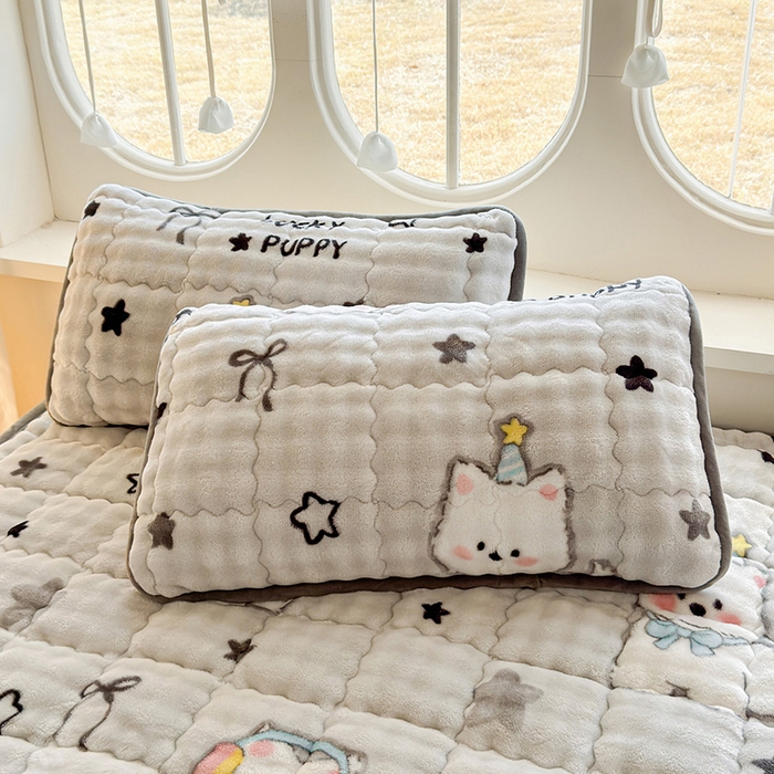 91家纺网 家纺一手货源 找家纺 奇丝雅 2025新款泡泡绒枕套加棉加厚冬季保暖毛绒牛奶绒加绒成人家用枕头套枕芯套单人学生宿舍48x74cm 星星猫咪（随机裁剪）