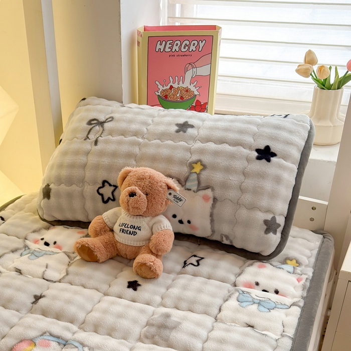 91家纺网 家纺一手货源 找家纺 奇丝雅 2025新款泡泡绒枕套加棉加厚冬季保暖毛绒牛奶绒加绒成人家用枕头套枕芯套单人学生宿舍48x74cm 星星猫咪（随机裁剪）