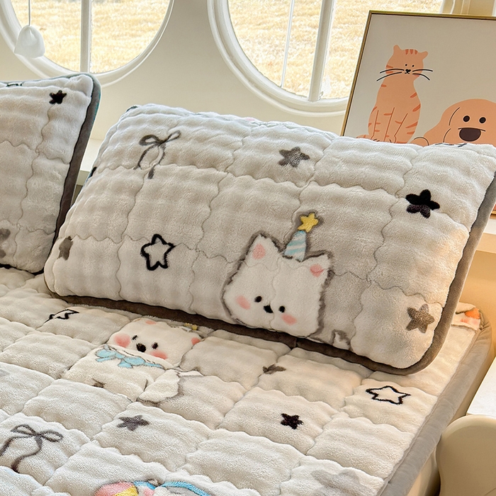 91家纺网 家纺一手货源 找家纺 奇丝雅 2025新款泡泡绒枕套加棉加厚冬季保暖毛绒牛奶绒加绒成人家用枕头套枕芯套单人学生宿舍48x74cm 星星猫咪（随机裁剪）