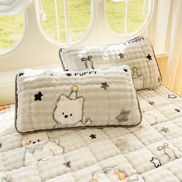 91家纺网 家纺一手货源 找家纺 奇丝雅 2025新款泡泡绒枕套加棉加厚冬季保暖毛绒牛奶绒加绒成人家用枕头套枕芯套单人学生宿舍48x74cm 星星猫咪（随机裁剪）