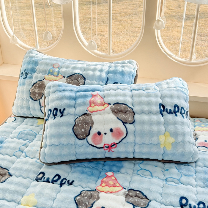 91家纺网 家纺一手货源 找家纺 奇丝雅 2025新款泡泡绒枕套加棉加厚冬季保暖毛绒牛奶绒加绒成人家用枕头套枕芯套单人学生宿舍48x74cm 趴趴狗（随机裁剪）