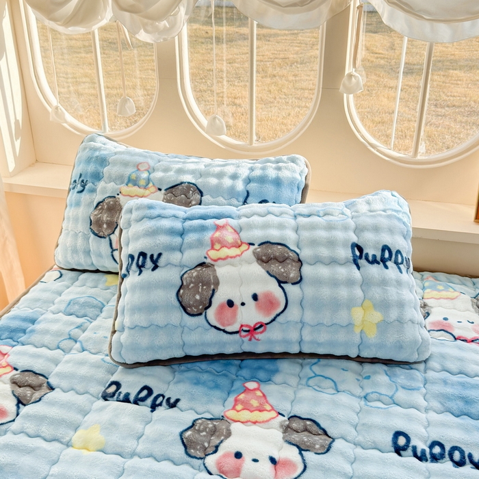 91家纺网 家纺一手货源 找家纺 奇丝雅 2025新款泡泡绒枕套加棉加厚冬季保暖毛绒牛奶绒加绒成人家用枕头套枕芯套单人学生宿舍48x74cm 趴趴狗（随机裁剪）