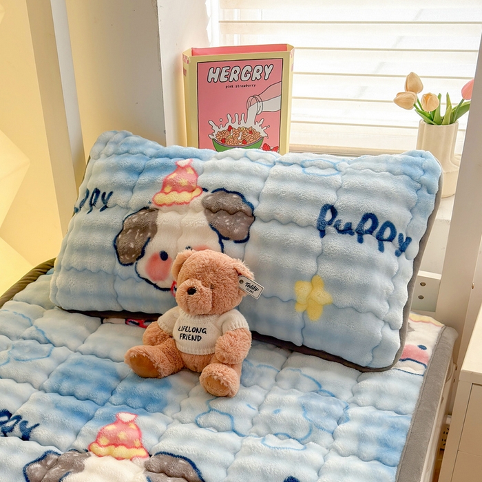 91家纺网 家纺一手货源 找家纺 奇丝雅 2025新款泡泡绒枕套加棉加厚冬季保暖毛绒牛奶绒加绒成人家用枕头套枕芯套单人学生宿舍48x74cm 趴趴狗（随机裁剪）