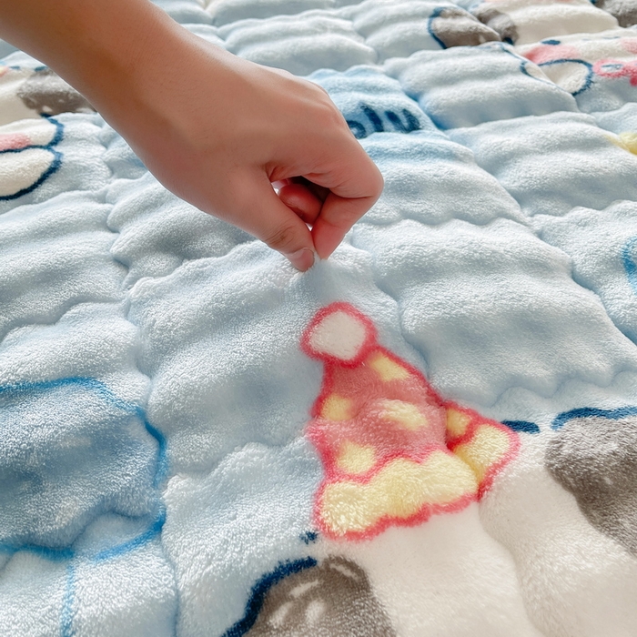 91家纺网 家纺一手货源 找家纺 奇丝雅 2025新款泡泡绒枕套加棉加厚冬季保暖毛绒牛奶绒加绒成人家用枕头套枕芯套单人学生宿舍48x74cm 趴趴狗（随机裁剪）