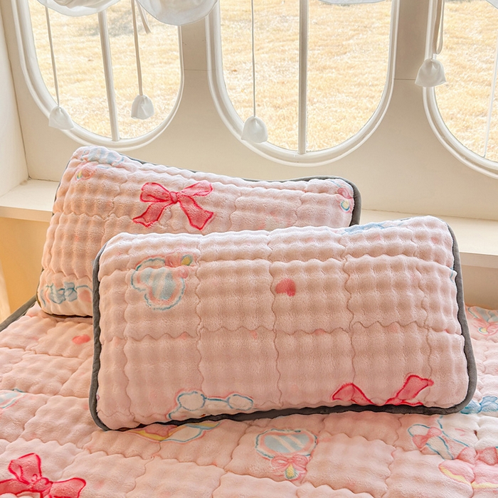 91家纺网 家纺一手货源 找家纺 奇丝雅 2025新款泡泡绒枕套加棉加厚冬季保暖毛绒牛奶绒加绒成人家用枕头套枕芯套单人学生宿舍48x74cm 樱桃猫咪（随机裁剪）