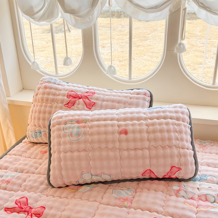 91家纺网 家纺一手货源 找家纺 奇丝雅 2025新款泡泡绒枕套加棉加厚冬季保暖毛绒牛奶绒加绒成人家用枕头套枕芯套单人学生宿舍48x74cm 樱桃猫咪（随机裁剪）