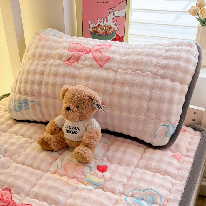 91家纺网 家纺一手货源 找家纺 奇丝雅 2025新款泡泡绒枕套加棉加厚冬季保暖毛绒牛奶绒加绒成人家用枕头套枕芯套单人学生宿舍48x74cm 樱桃猫咪（随机裁剪）