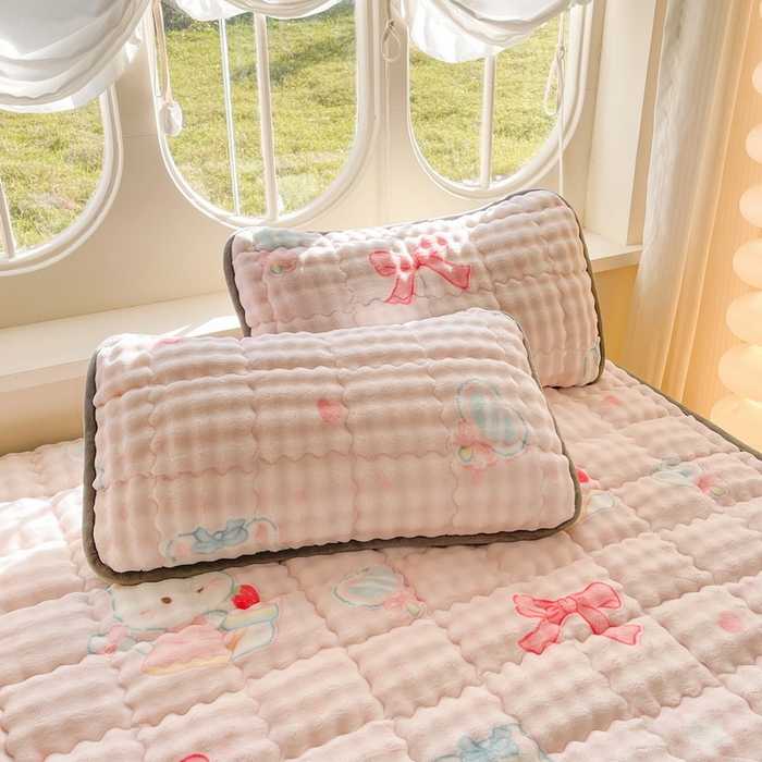 91家纺网 家纺一手货源 找家纺 奇丝雅 2025新款泡泡绒枕套加棉加厚冬季保暖毛绒牛奶绒加绒成人家用枕头套枕芯套单人学生宿舍48x74cm 樱桃猫咪（随机裁剪）