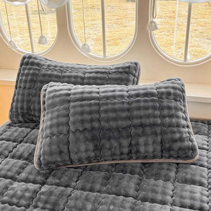 91家纺网 家纺一手货源 找家纺 奇丝雅 2025新款泡泡绒枕套加棉加厚冬季保暖毛绒牛奶绒加绒成人家用枕头套枕芯套单人学生宿舍48x74cm 幻影灰