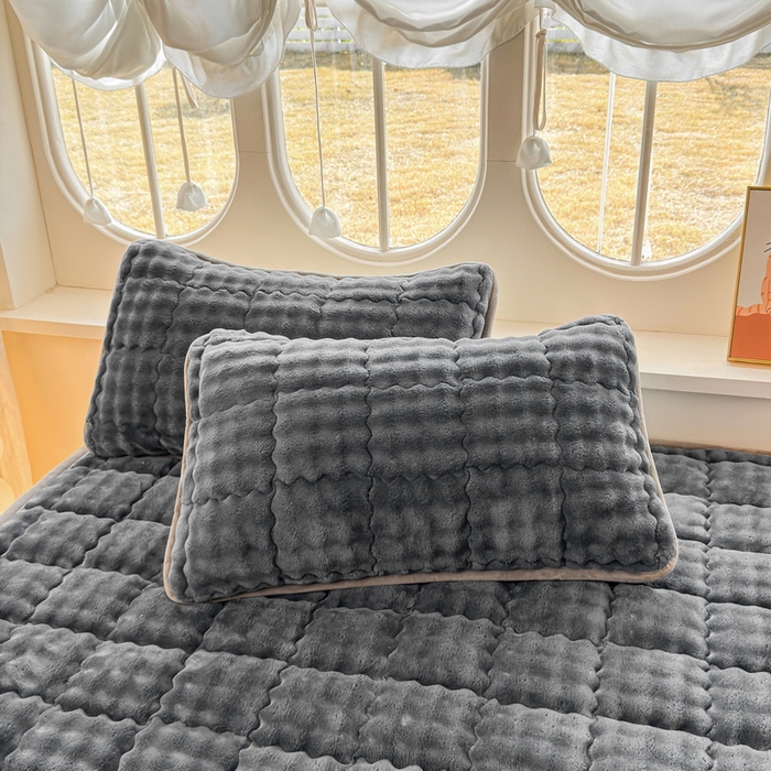 91家纺网 家纺一手货源 找家纺 奇丝雅 2025新款泡泡绒枕套加棉加厚冬季保暖毛绒牛奶绒加绒成人家用枕头套枕芯套单人学生宿舍48x74cm 幻影灰