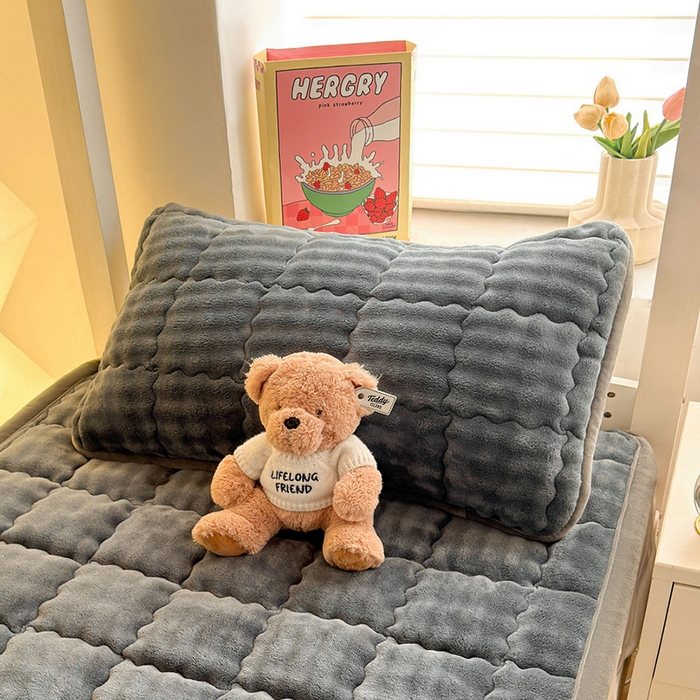 91家纺网 家纺一手货源 找家纺 奇丝雅 2025新款泡泡绒枕套加棉加厚冬季保暖毛绒牛奶绒加绒成人家用枕头套枕芯套单人学生宿舍48x74cm 幻影灰