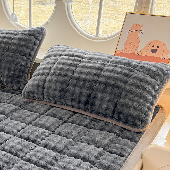 91家纺网 家纺一手货源 找家纺 奇丝雅 2025新款泡泡绒枕套加棉加厚冬季保暖毛绒牛奶绒加绒成人家用枕头套枕芯套单人学生宿舍48x74cm 幻影灰