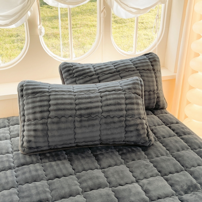 91家纺网 家纺一手货源 找家纺 奇丝雅 2025新款泡泡绒枕套加棉加厚冬季保暖毛绒牛奶绒加绒成人家用枕头套枕芯套单人学生宿舍48x74cm 幻影灰