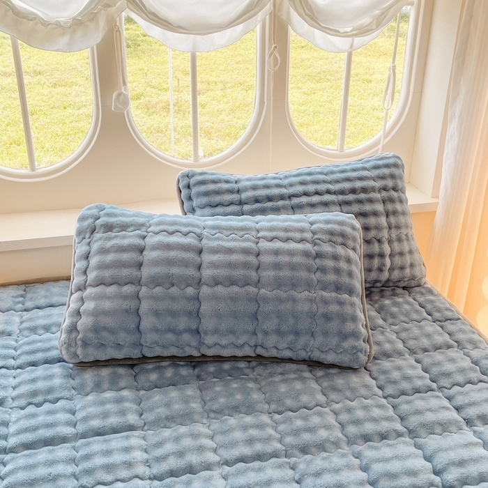 91家纺网 家纺一手货源 找家纺 奇丝雅 2025新款泡泡绒枕套加棉加厚冬季保暖毛绒牛奶绒加绒成人家用枕头套枕芯套单人学生宿舍48x74cm 柔和蓝