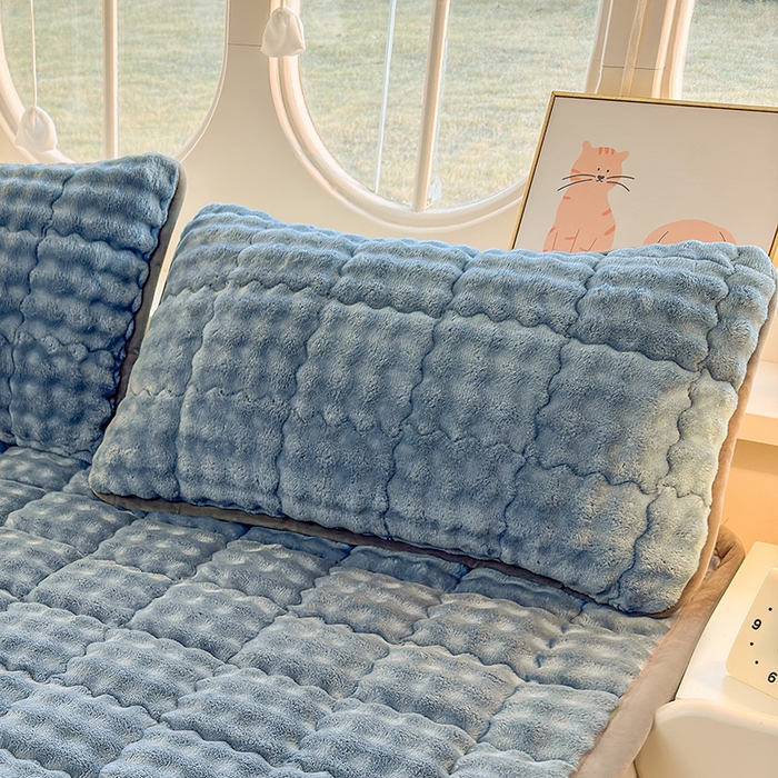 91家纺网 家纺一手货源 找家纺 奇丝雅 2025新款泡泡绒枕套加棉加厚冬季保暖毛绒牛奶绒加绒成人家用枕头套枕芯套单人学生宿舍48x74cm 柔和蓝