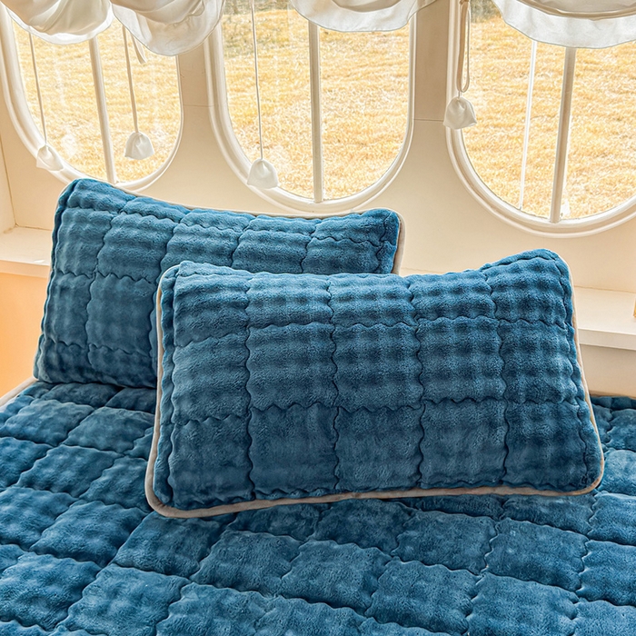 91家纺网 家纺一手货源 找家纺 奇丝雅 2025新款泡泡绒枕套加棉加厚冬季保暖毛绒牛奶绒加绒成人家用枕头套枕芯套单人学生宿舍48x74cm 暖绒蓝