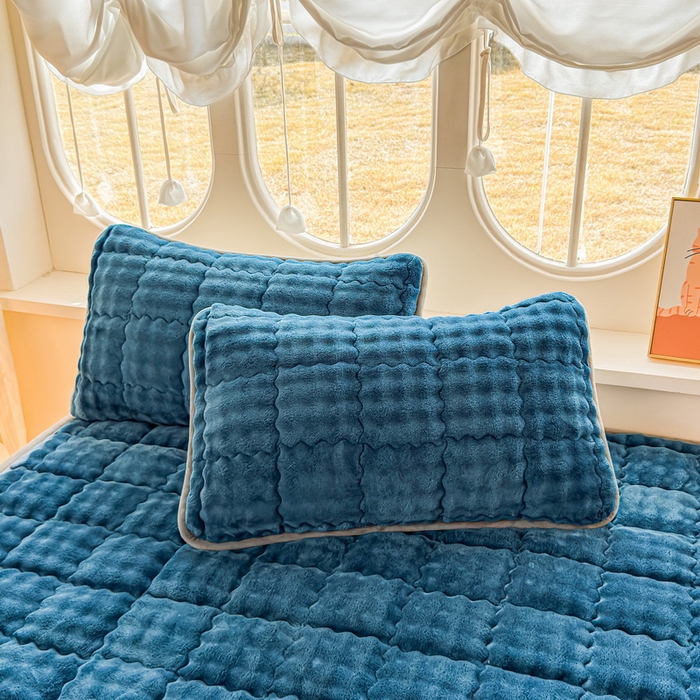 91家纺网 家纺一手货源 找家纺 奇丝雅 2025新款泡泡绒枕套加棉加厚冬季保暖毛绒牛奶绒加绒成人家用枕头套枕芯套单人学生宿舍48x74cm 暖绒蓝