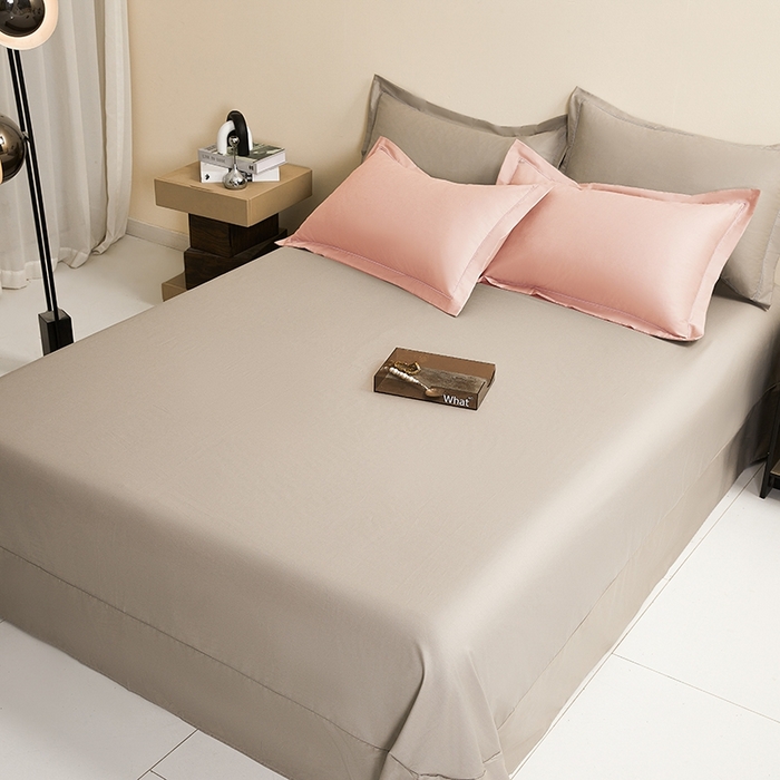 91家纺网 家纺一手货源 找家纺 名优家纺 2026新款60S13374高支密全棉印花纯色四件套 樱花粉+浅灰