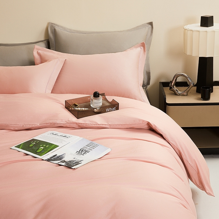 91家纺网 家纺一手货源 找家纺 名优家纺 2026新款60S13374高支密全棉印花纯色四件套 樱花粉+浅灰