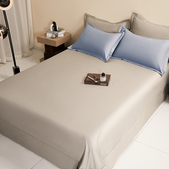 91家纺网 家纺一手货源 找家纺 名优家纺 2026新款60S13374高支密全棉印花纯色四件套 宾利兰+浅灰