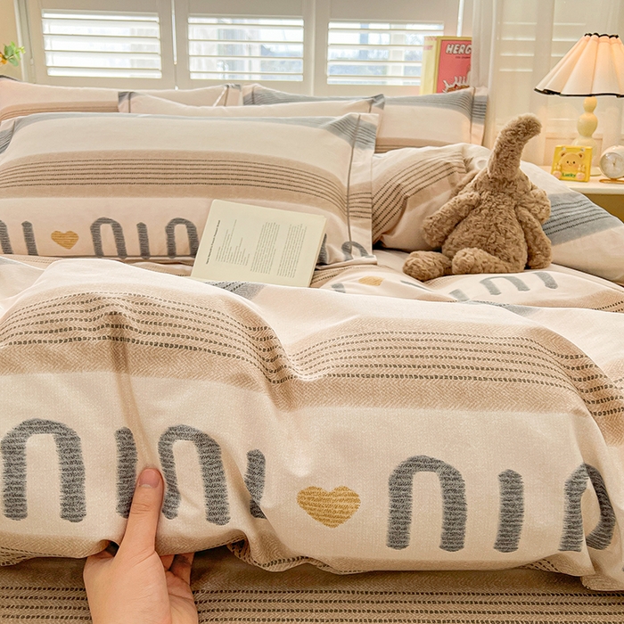 91家纺网 家纺一手货源 找家纺 名优家纺 2026新款60S13374高支密全棉印花纯色四件套 初见