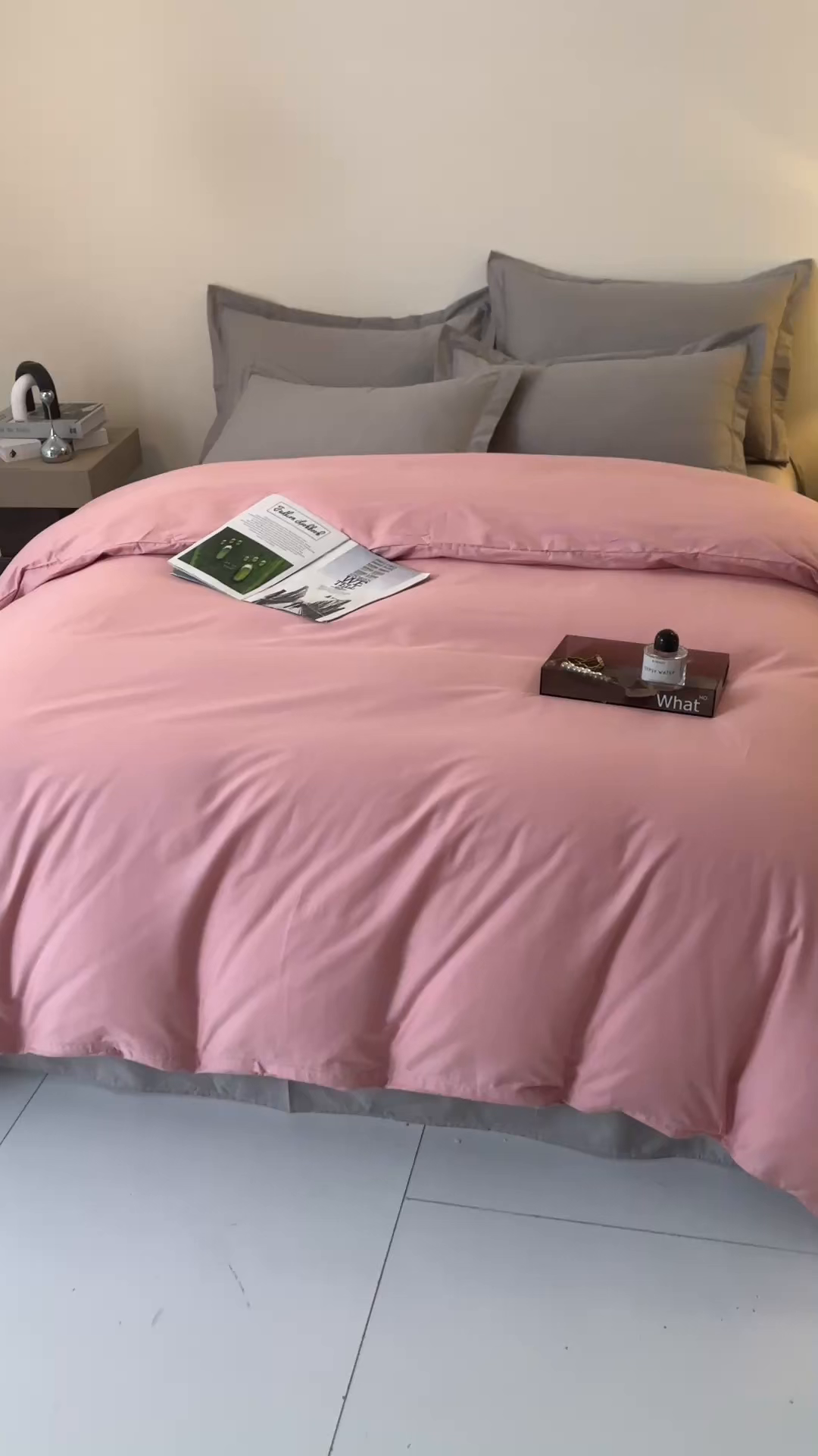 91家纺网 家纺一手货源 找家纺 名优家纺 2026新款60S13374高支密全棉印花纯色四件套 樱花粉+浅灰