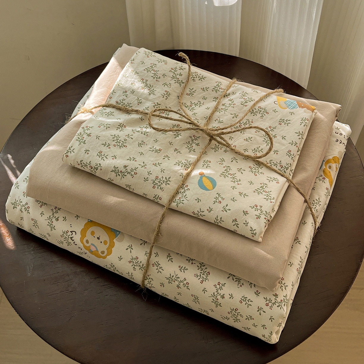 91家纺网 家纺一手货源 找家纺 水墨江南 2026新款加厚仿棉古法水洗棉小布袋款印花四件套 呆萌小狮子