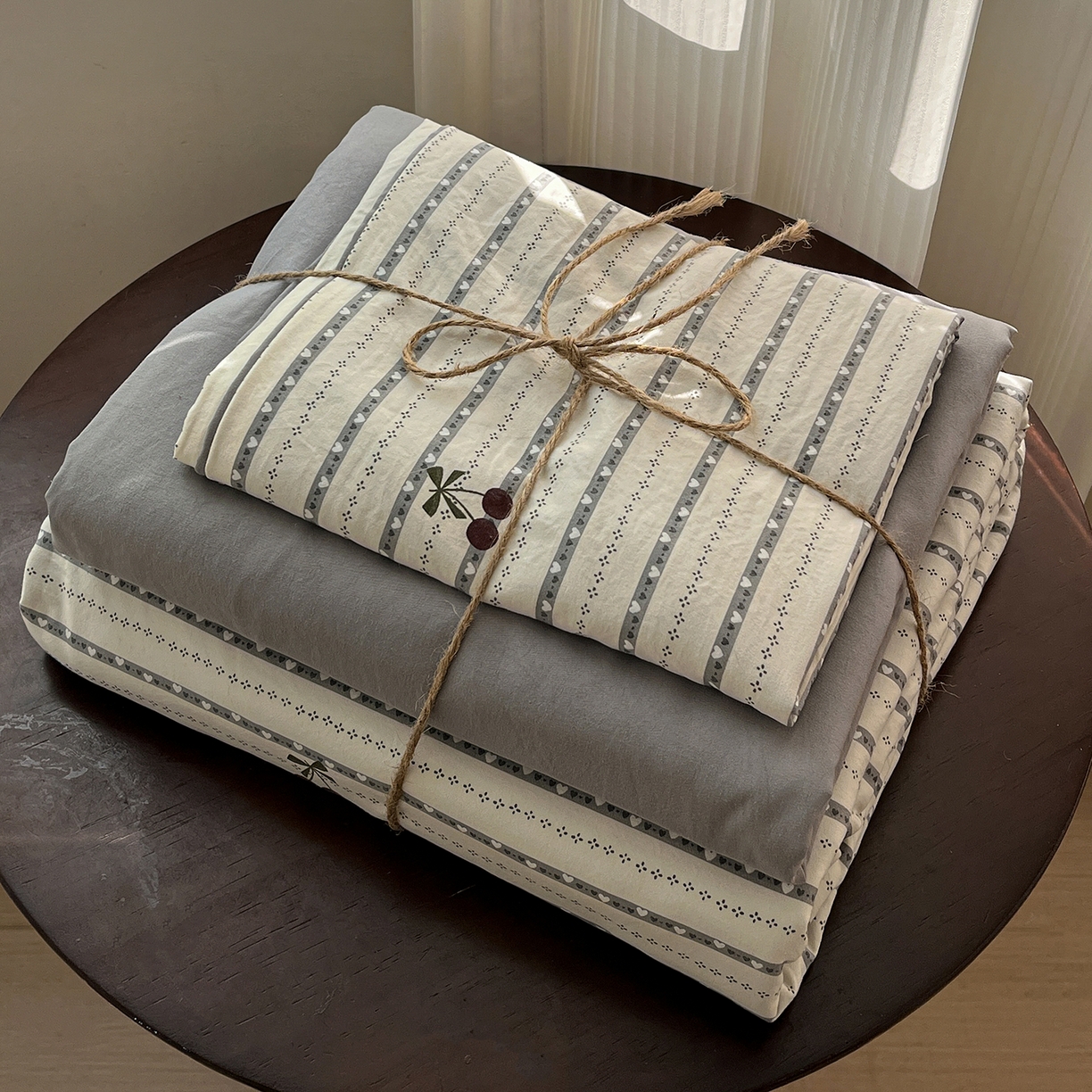 91家纺网 家纺一手货源 找家纺 水墨江南 2026新款加厚仿棉古法水洗棉小布袋款印花四件套 条纹樱桃