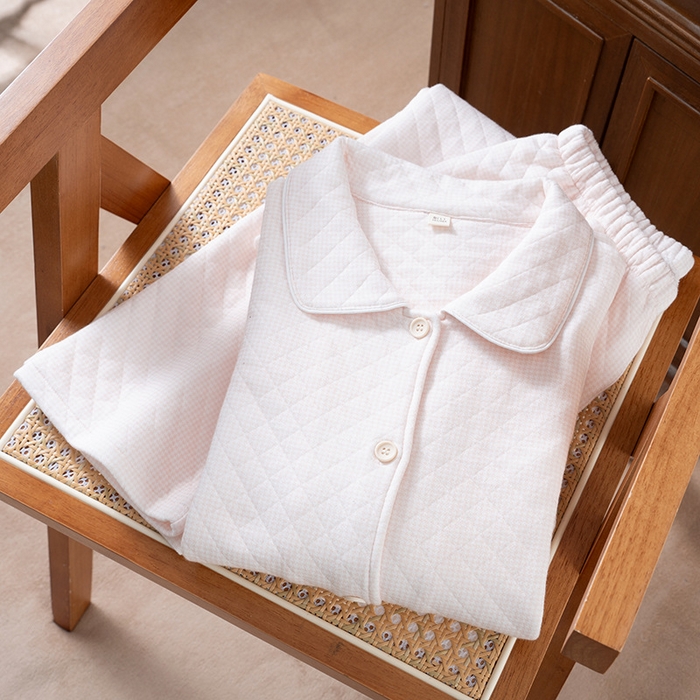 91家纺网 家纺一手货源 找家纺 洛兰沙家居馆 2025新款三层保暖女士秋冬家居服翻领长袖长裤套装简约宽松空气棉睡衣软糯 女士保暖千禧格套装-粉色