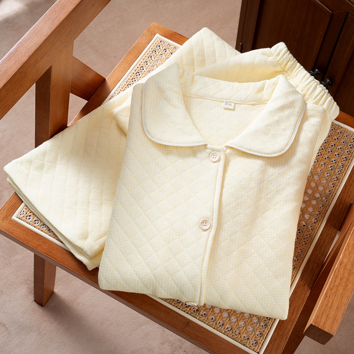 91家纺网 家纺一手货源 找家纺 洛兰沙家居馆 2025新款三层保暖女士秋冬家居服翻领长袖长裤套装简约宽松空气棉睡衣软糯 女士保暖千禧格套装-奶油黄