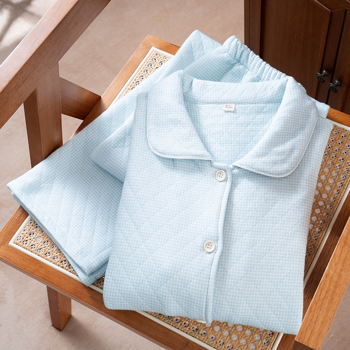 91家纺网 家纺一手货源 找家纺 洛兰沙家居馆 2025新款三层保暖女士秋冬家居服翻领长袖长裤套装简约宽松空气棉睡衣软糯 女士保暖千禧格套装-暮光蓝