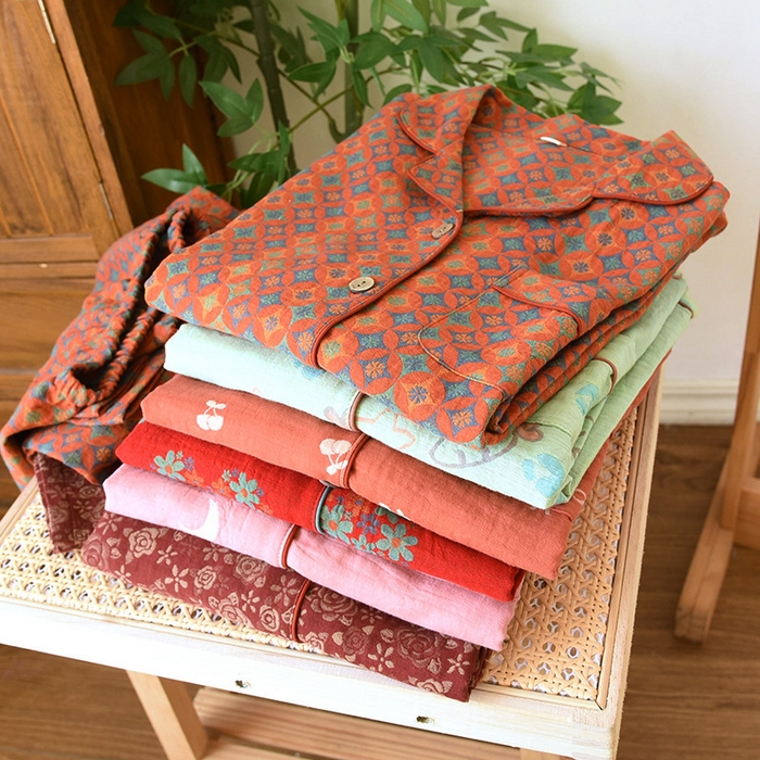 91家纺网 家纺一手货源 找家纺 洛兰沙家居馆 2025新款全棉大提花双层纱女士家居服睡衣长袖长裤套装色织翻领款四季可穿 组合图仅供展示不可下单