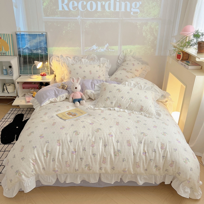 91家纺网 家纺一手货源 找家纺 六巷胡同 2026春夏新款韩式INS减龄花边款全棉卡通四件套 花边假日庄园兔