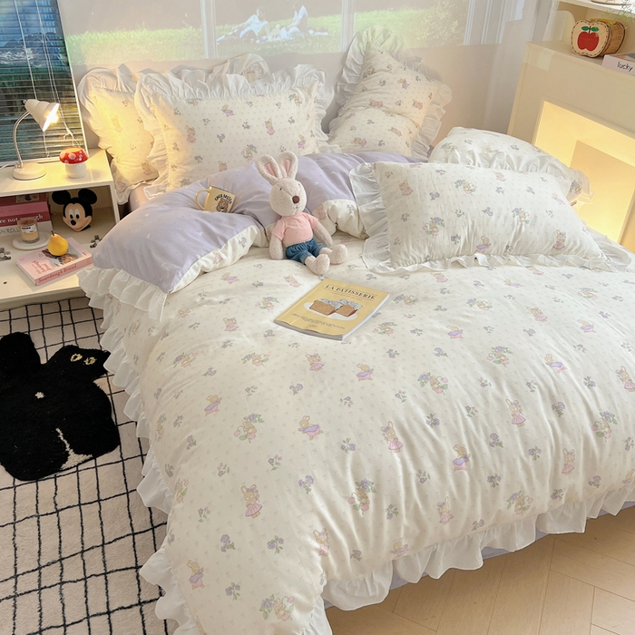 91家纺网 家纺一手货源 找家纺 六巷胡同 2026春夏新款韩式INS减龄花边款全棉卡通四件套 花边假日庄园兔