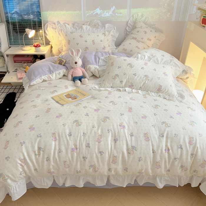 91家纺网 家纺一手货源 找家纺 六巷胡同 2026春夏新款韩式INS减龄花边款全棉卡通四件套 花边假日庄园兔